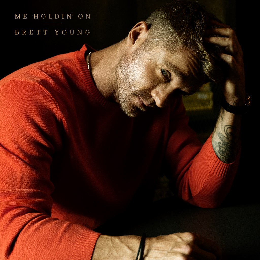 Brett Young brengt nieuwe single Me Holdin&rsquo; On uit