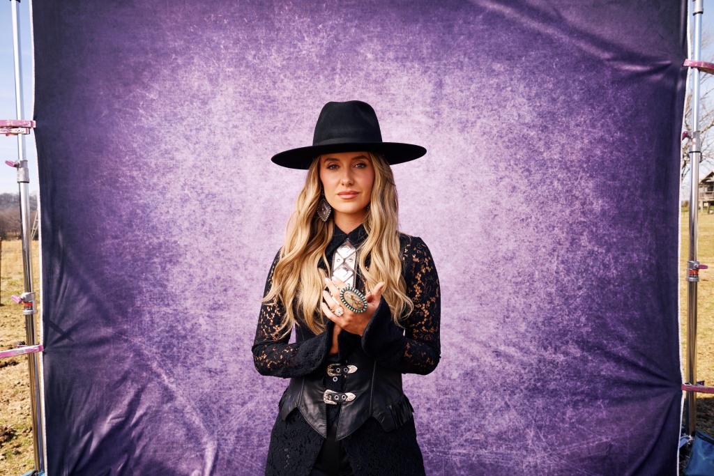 Lainey Wilson host CMA Awards