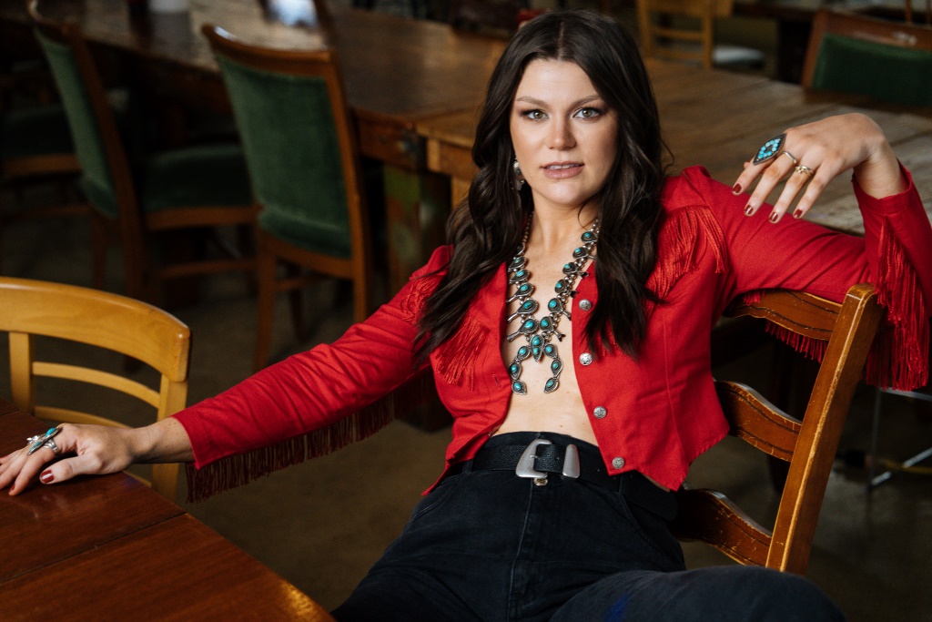 Mae Estes brengt 90s country terug met nieuwe EP The 90s Called