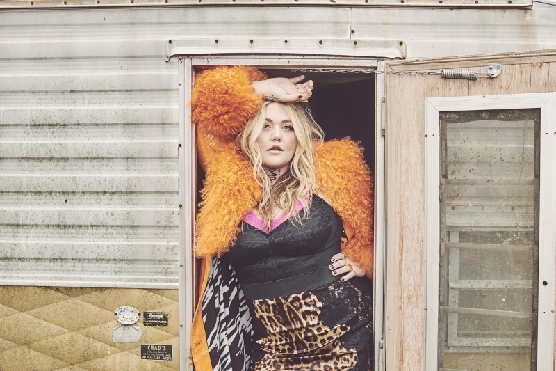Elle King dropt new country debuut 'Come Get Your Wife'