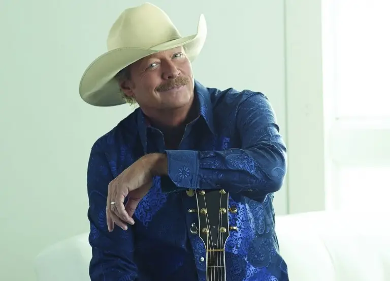 Alan Jackson ge&euml;erd met CMA Willie Nelson Lifetime Achievement Award