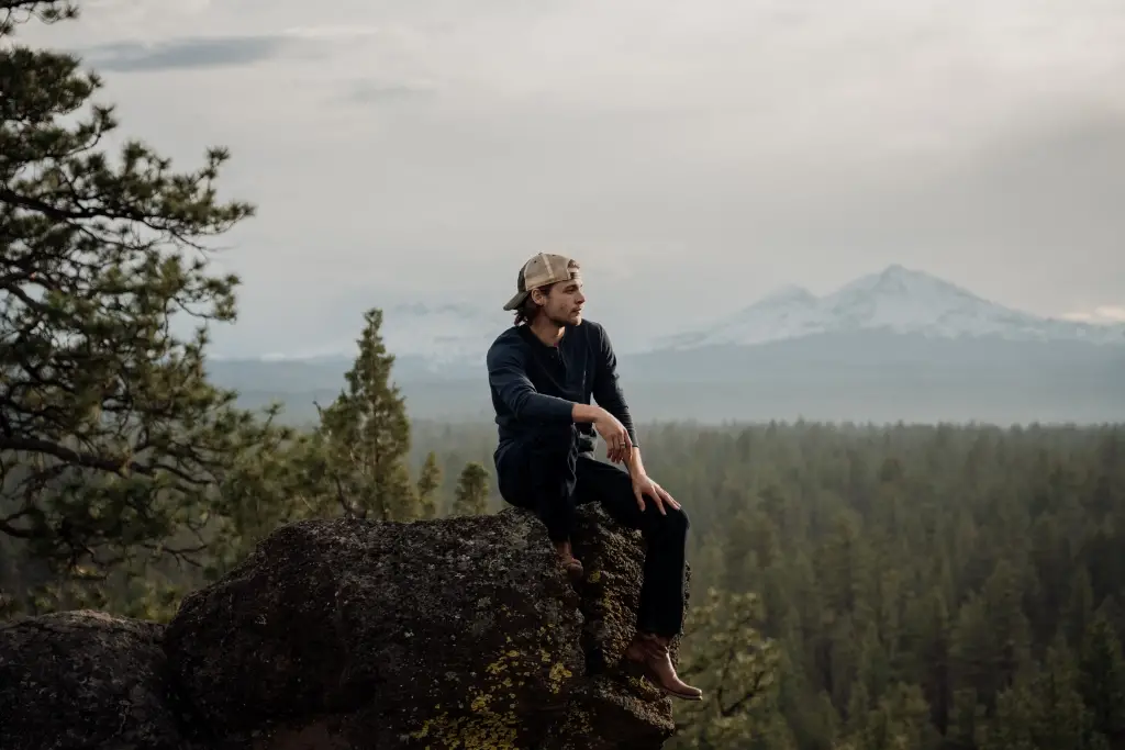 Max McNown brengt persoonlijke album Leave On A Light uit