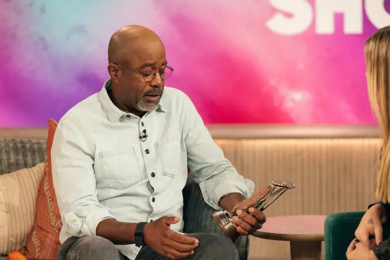 Kelly Clarkson verrast Darius Rucker met de CMA Humanitarian of the Year Award