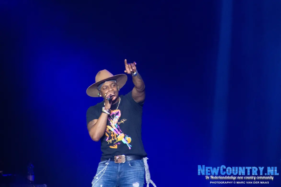 Jimmie Allen en Brad Paisley met video voor "Freedom Was a Highway".