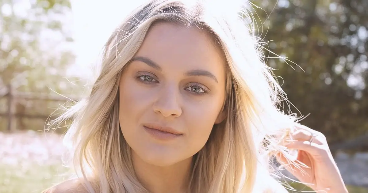 Kelsea Ballerini viert 7e nummer 1 met "Half of My Hometown"