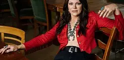 Mae Estes brengt 90s country terug met nieuwe EP The 90s Called Mae Estes brengt 90s country terug met nieuwe EP The 90s Called